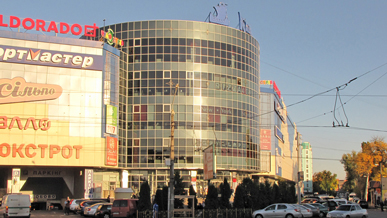 Фасадне скління торгового центру