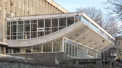 Фасадне скління громадської будівлі